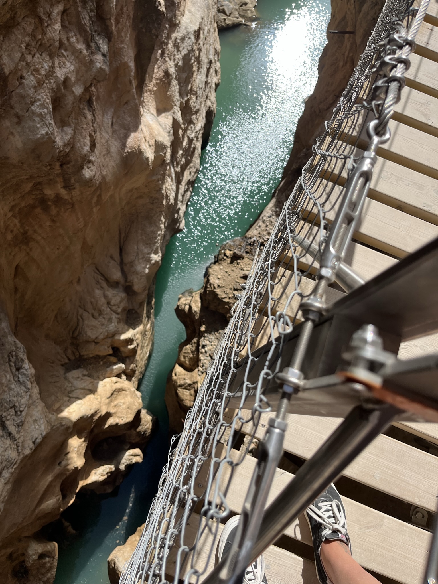 Houten loopbruggen langs de kliffen van El Caminito del Rey
