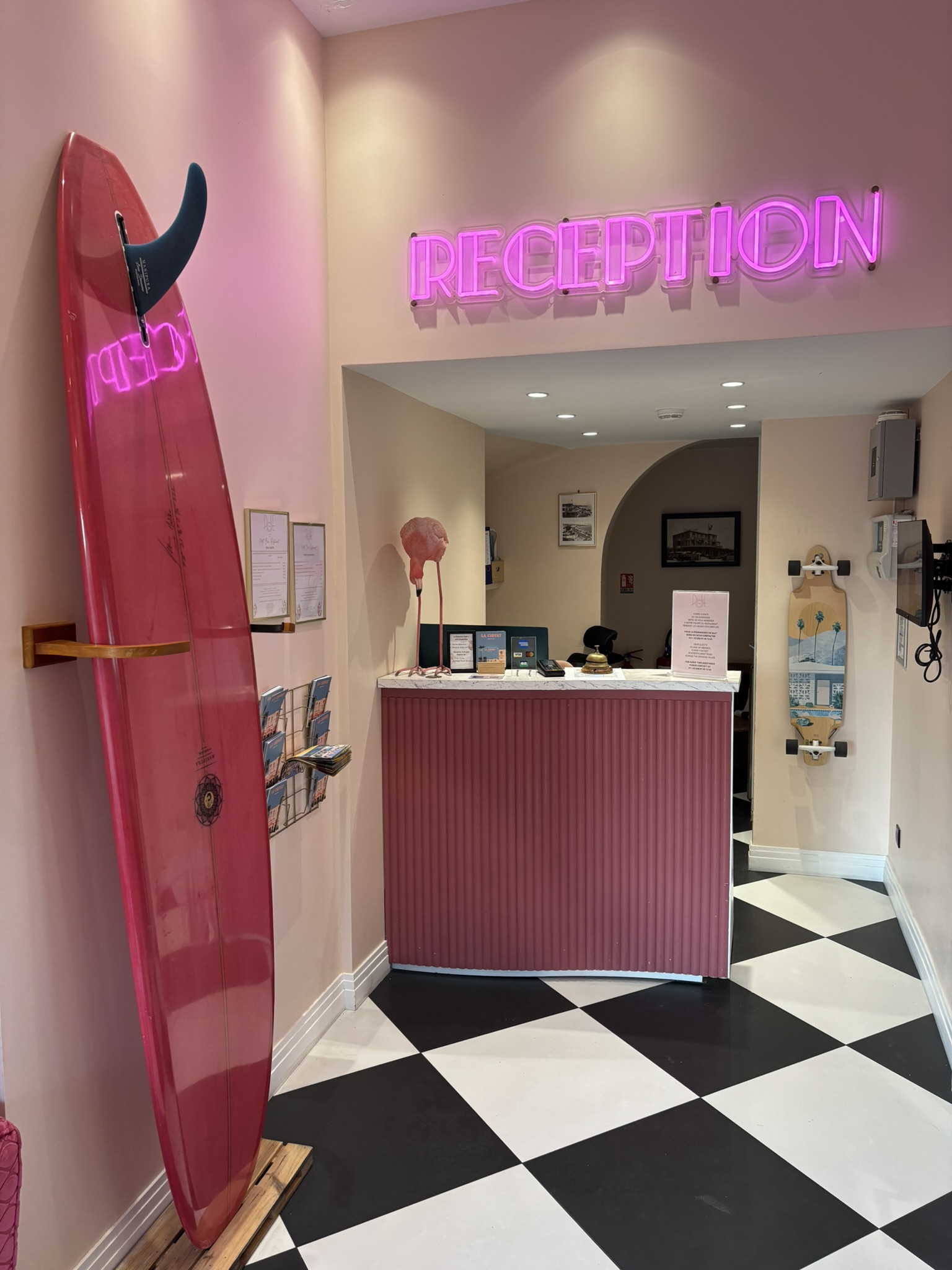 Het roze-groene interieur van Hotel Le Rose Thé
